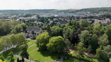 Vista-Aérea-De-Coulommiers-Con-El-Parc-Des-Capucins,-Destacando-La-Exuberante-Vegetación-Y-La-Arquitectura-Histórica,-Francia