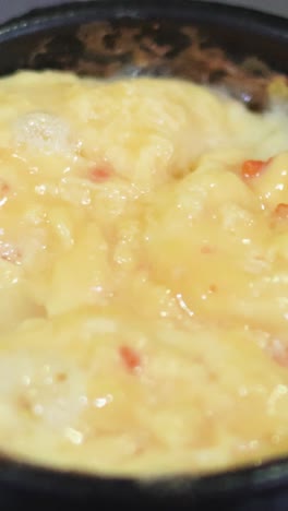 huevos cocidos suavemente con cambios visibles en la textura