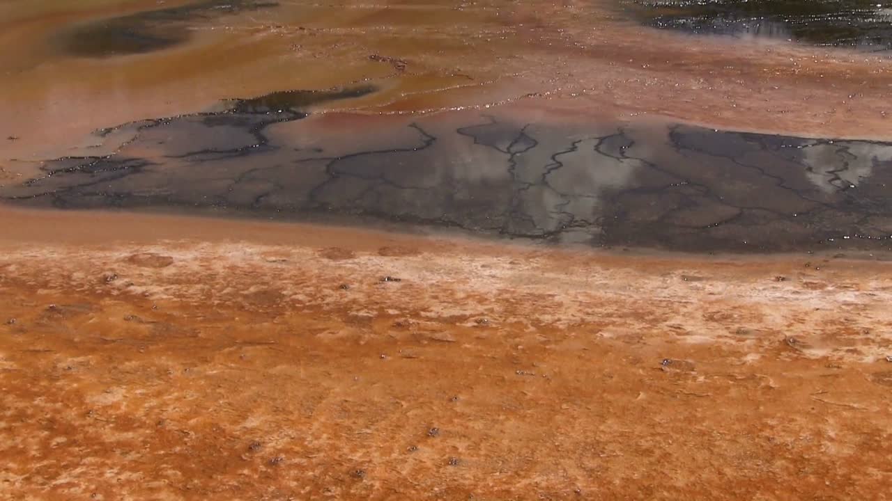 el vapor se eleva desde un lago geotérmico en los grandes manantiales prismáticos en florida 1