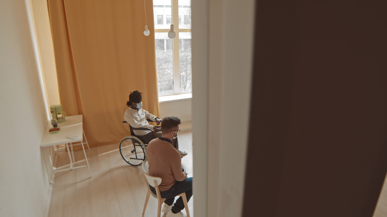 Seduta di terapia di gruppo con distanziamento sociale