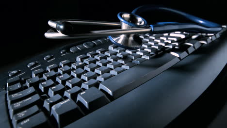 estetoscopio cayendo sobre el teclado de la computadora causando vibraciones