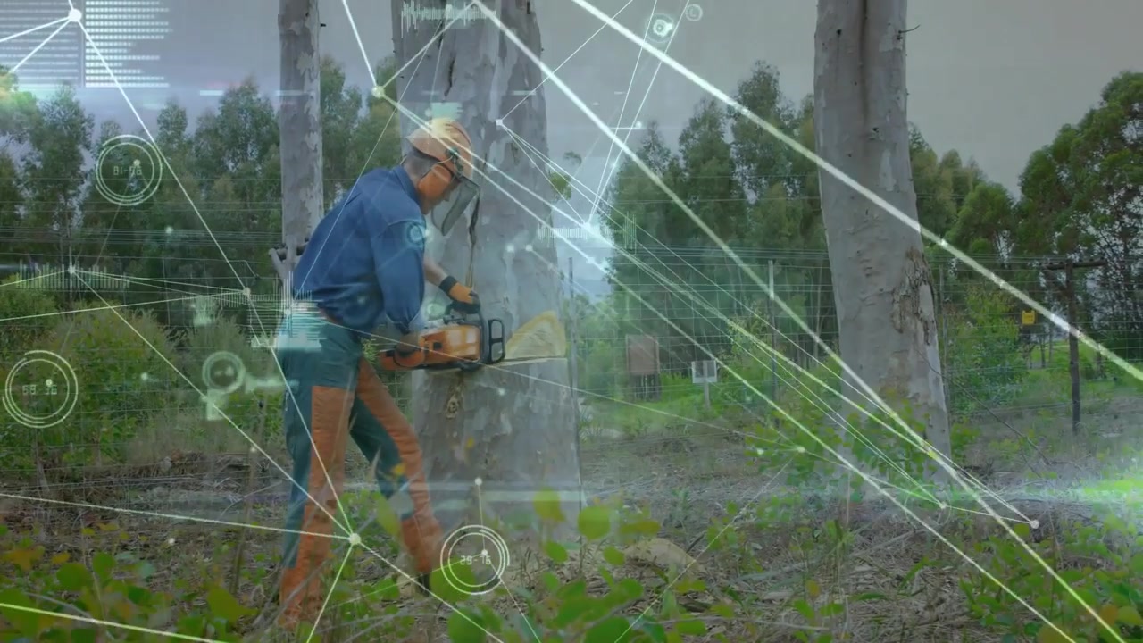 Operaio forestale che si avvicina a un tronco, tagliando con una motosega e abbattendo l'albero, mentre un HUD sovrappone le metriche.