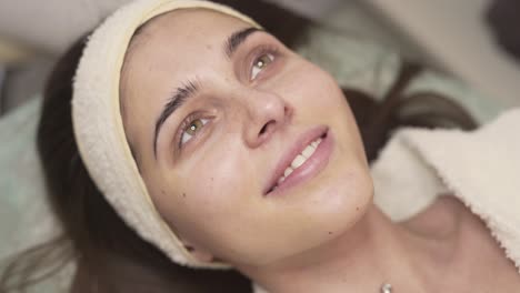 en concepto de primer plano bastante mujer cliente cliente tumbado en el sofá en el salón de spa beaty