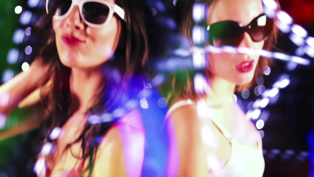 amigas bailando en un club nocturno