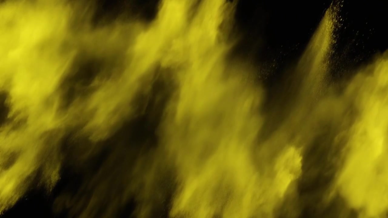 Esplosione di polvere gialla su sfondo nero
