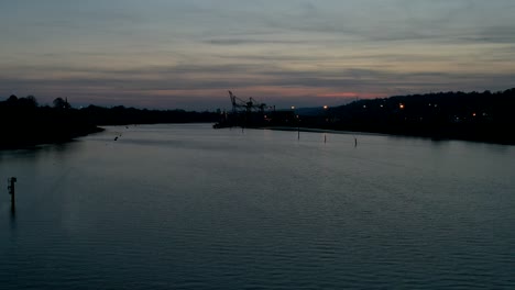 Lapso-De-Tiempo-Inverso-Del-Puerto-De-La-Ciudad-De-Cork-Con-El-Sol-Casi-Desaparecido