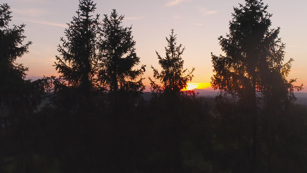 puesta de sol en las montañas vista aérea 2