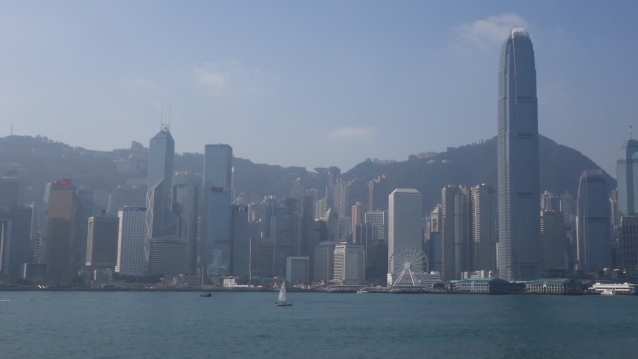 toma amplia del horizonte de hong kong con el establecimiento del día de la construcción del s100