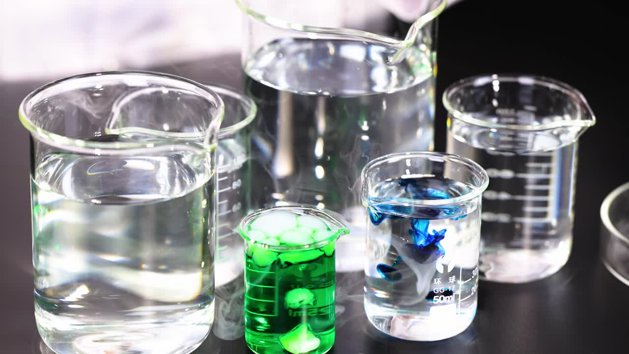 reacción química con cambio de color y humo