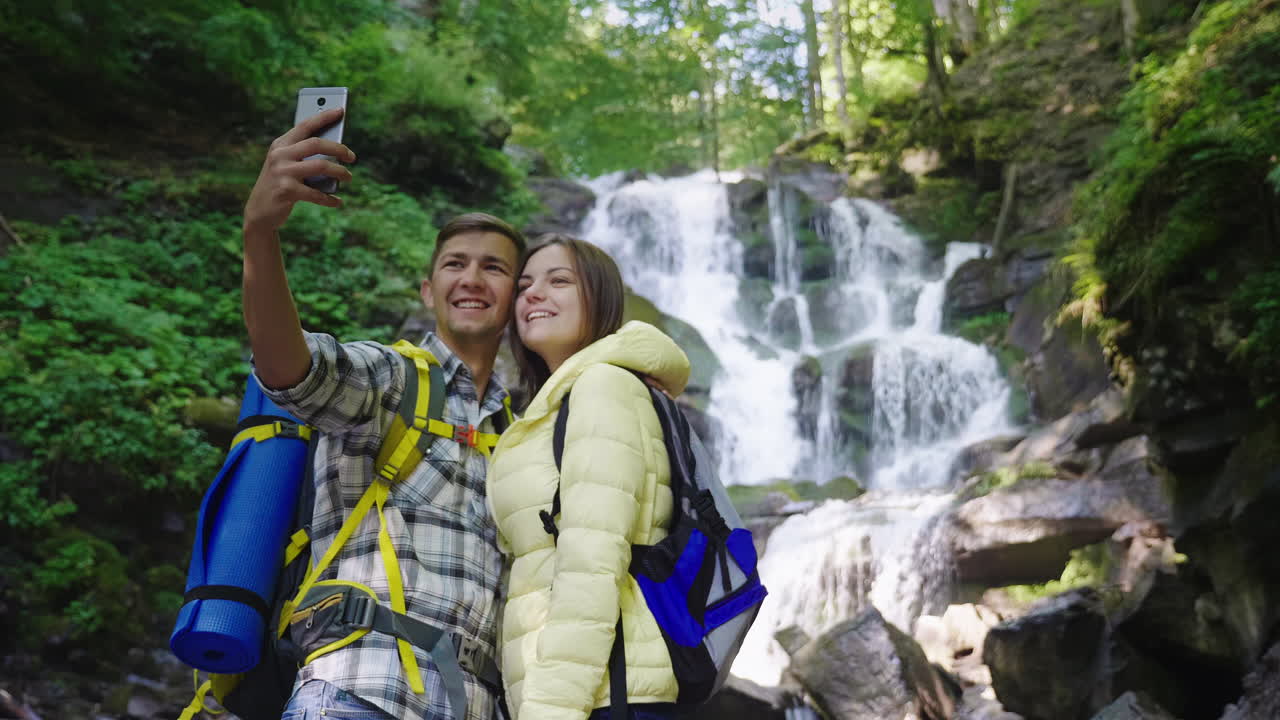 una hermosa cascada en las montañas agua que fluye sobre las rocas