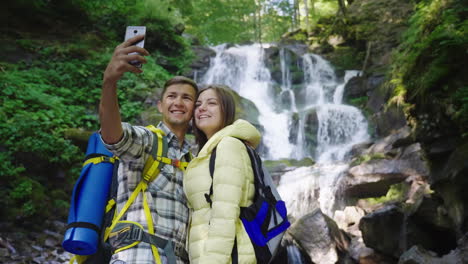 una hermosa cascada en las montañas agua que fluye sobre las rocas