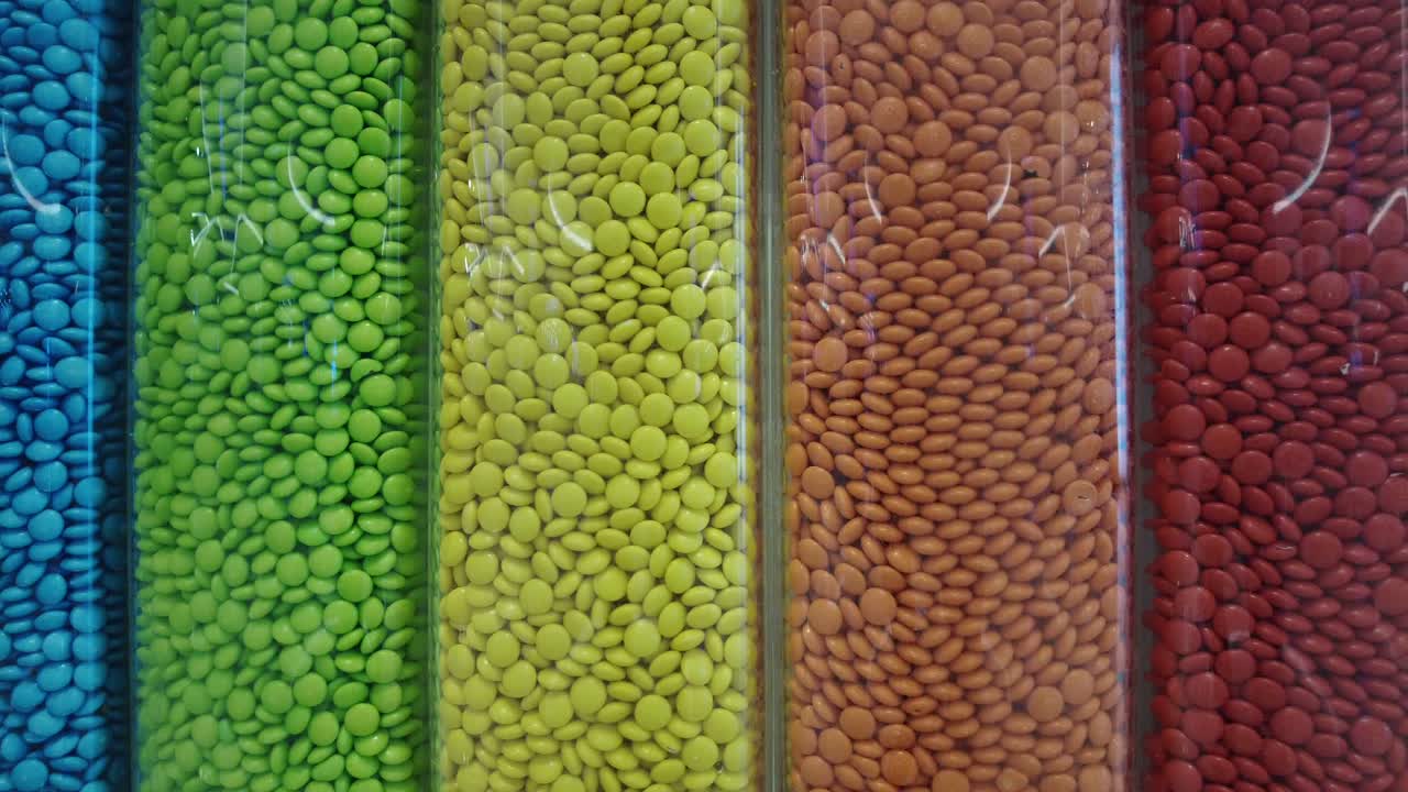 variedad colorida de dulces en frascos