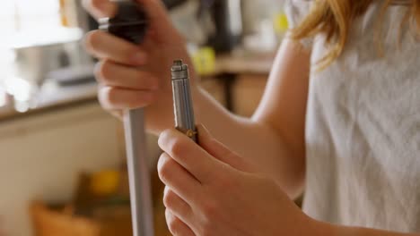 diseñadora de joyas que trabaja en el taller 4k