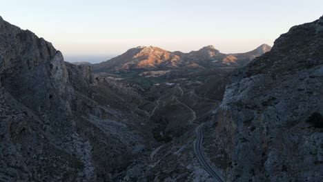 Impresionante-Vista-Del-Desfiladero-Natural-De-Kourtaliotiko-Con-Un-Camino-Serpenteante-Con-Curvas