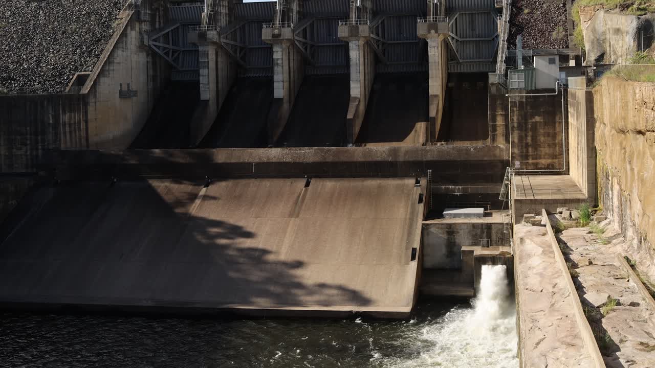 Sequential opening of a hydraulic dam's gates