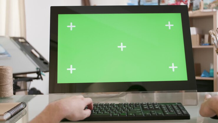 Computer con schermo verde e tastiera