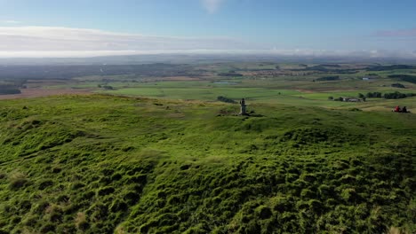 Schottischer-Aussichtspunkt-Auf-Einem-Hügel-In-Blauem-Himmel-Und-Sonnenschein-Drohnen-Panoramaaufnahme