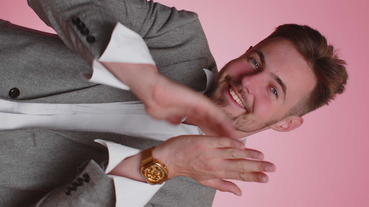 hombre de negocios rico feliz mostrando desperdicio o tirar dinero por ahí, gran ganancia, lotería ganar el bote