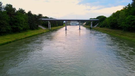 Cautivadoras-Imágenes-Aéreas-De-Drones-De-4k-De-Una-Planta-De-Paneles-Solares-Ubicada-Junto-Al-Río-Drava-En-Eslovenia