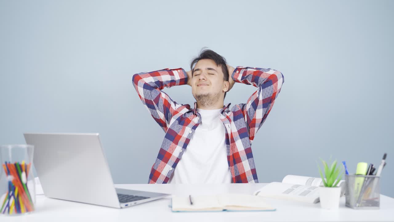 일을 끝내고, 그 사람은 휴식을 취합니다.