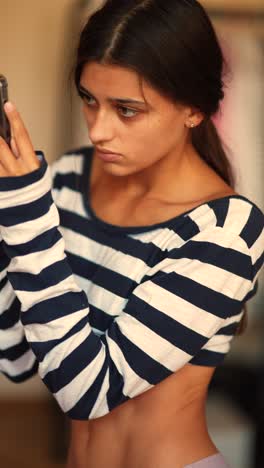 mujer joven usando un teléfono inteligente
