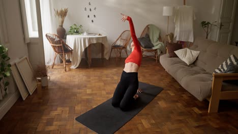 mujer haciendo yoga en casa