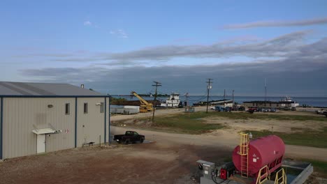 Schleppboot-schubboote-Und-Lastkähne-Angedockt-Hören-Bridge-City-Texas-In-Der-Nähe-Von-Sabine-Lake