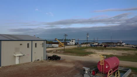 remolcador-empujar barcos y barcazas atracados escuchar puente ciudad texas cerca del lago sabine