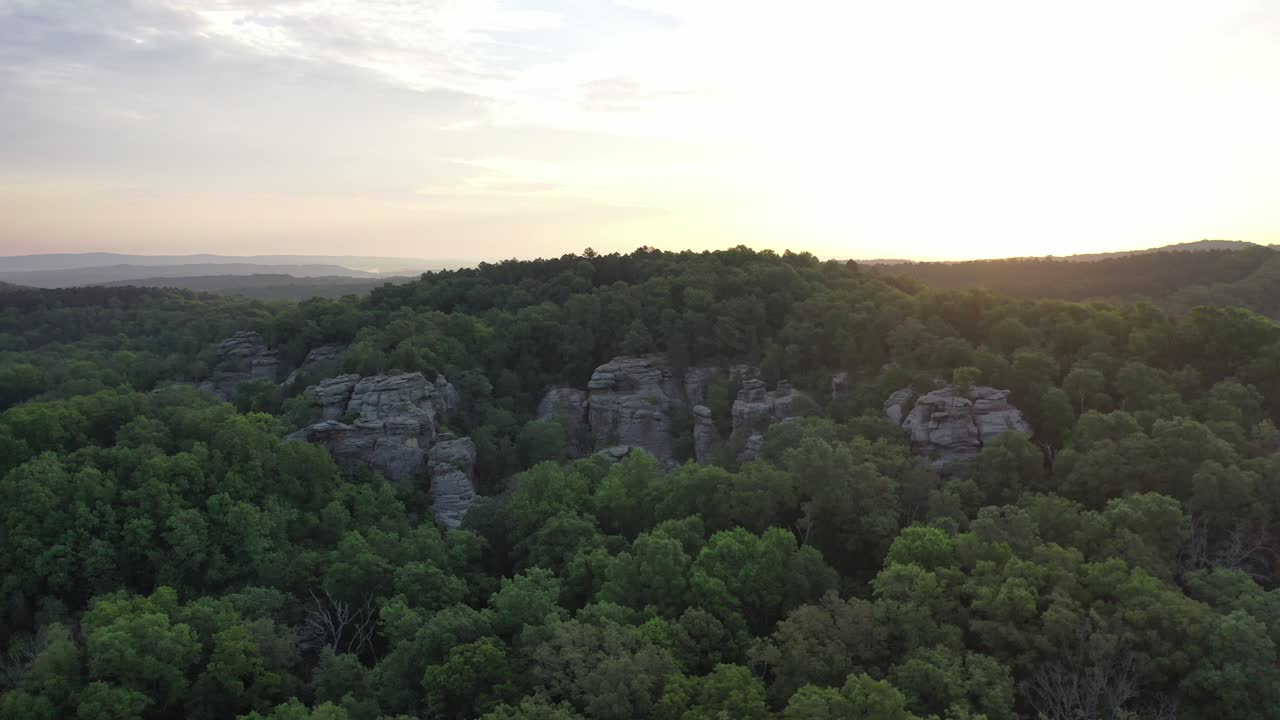 majestuoso paisaje de acantilados rocosos cubierto de exuberante bosque durante el amanecer