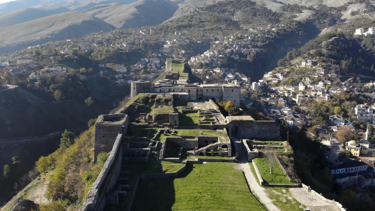 Castello isolato di Gjirokaster costruito sulla cima di una collina circondato da case cittadine e montagne