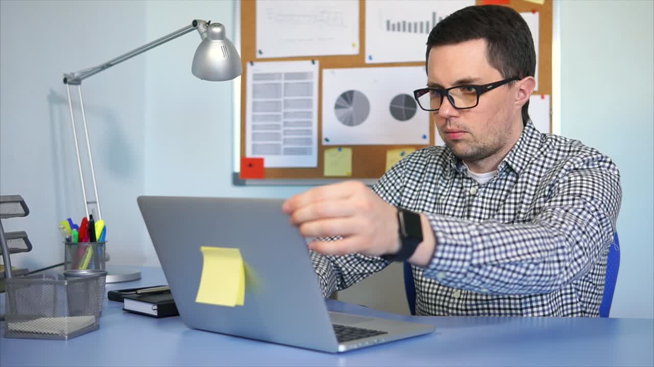 Hombre que trabaja en la computadora portátil en la oficina