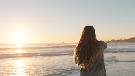 Glückliche-Frau-Bläst-Seifenblasen-Am-Strand-Bei-Sonnenuntergang-Und-Hat-Spaß-Im-Urlaub-Am-Meer-Und-Genießt-Den-Sommer