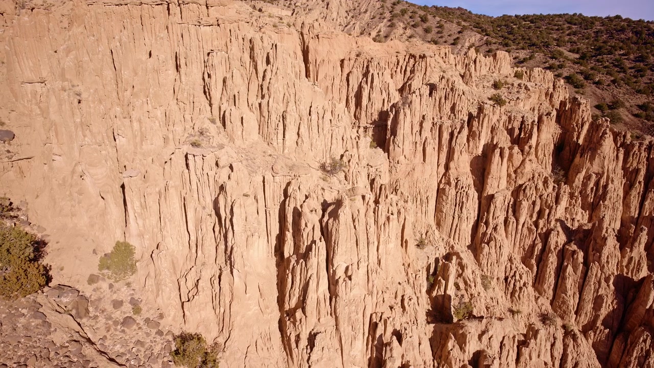 Ripresa con drone che sorvola un vasto paesaggio di roccia rossa nel Sud-ovest.
