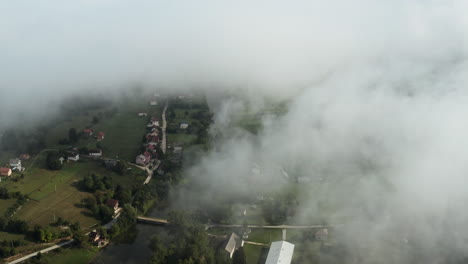 vuelo mágico de las nubes a pequeñas casas en el valle verde en los balcanes