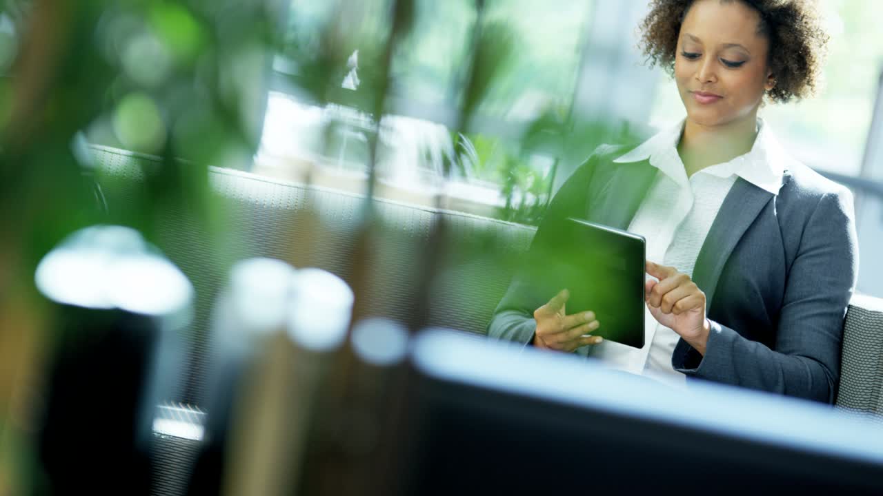 retrato de una ejecutiva de negocios afroamericana usando una tableta