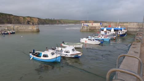 Boatstrand-Copper-Coast-Waterford-Irlanda-Pequeños-Barcos-Pesqueros-Flotando-En-El-Agua-Al-Abrigo-De-Una-Tormenta-De-Verano