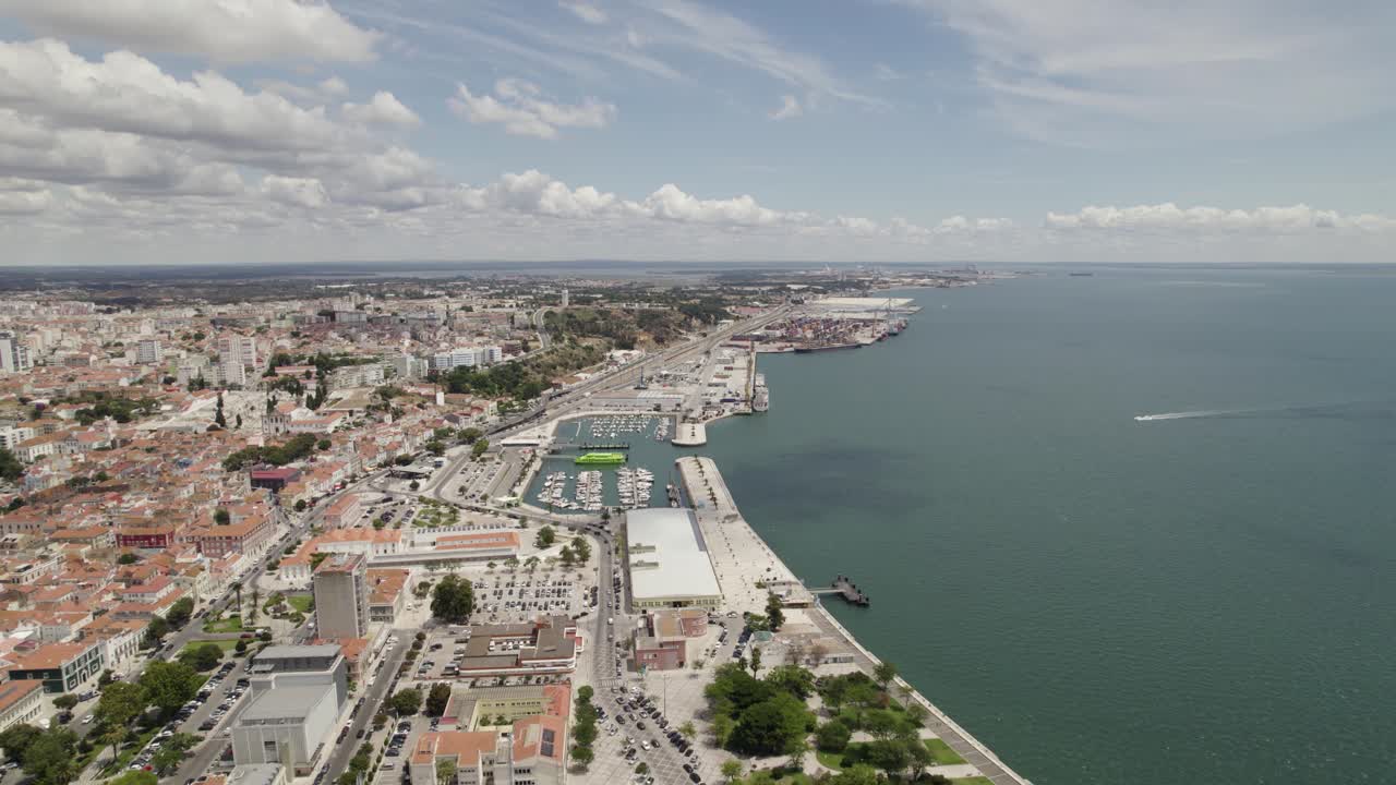 Una ripresa aerea panoramica mostra la città portuale di Setúbal in Portogallo.