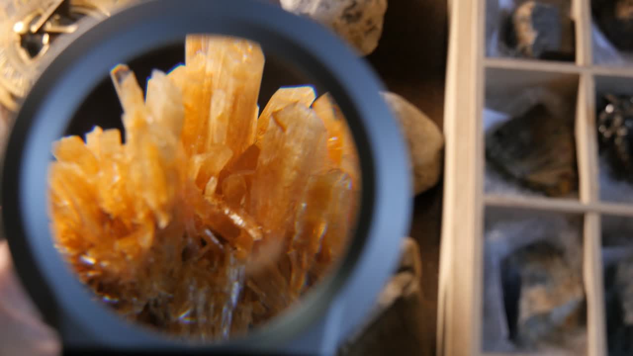 광석 크리스탈 광물은 확대 렌즈 아래에 있습니다.