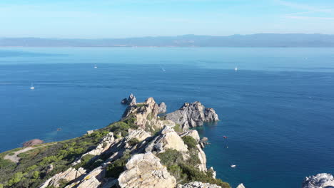 Fliegen-Am-Rande-Der-Klippen-Von-Porquerolles,-Cap-Mèdes,-Frankreich,-Insel-Hyères