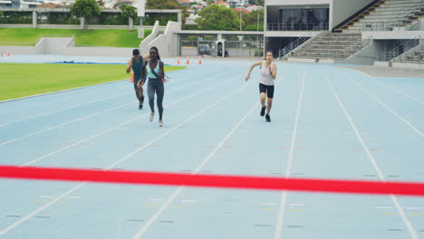 Mujer-Negra-Ganando-Una-Carrera