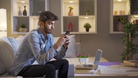 en casa por la noche, el hombre enojado es irritable y caprichoso para el mensaje telefónico.