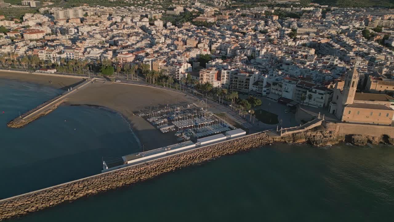 volando sobre la ciudad de sitges