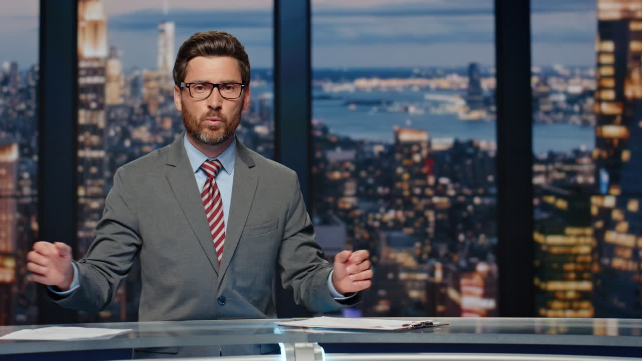 presentador de noticias en el estudio de radiodifusión. el presentador comparte las actualizaciones de la noche gestando