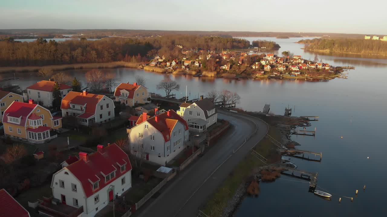 vista aérea de pintorescas cabañas en el paraíso de verano brandaholm en karlskrona, suecia-9