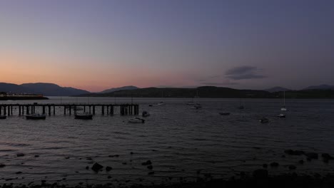 Veleros-Balanceándose-Hacia-Atrás-Y-Cuarto-En-Una-Bahía-En-La-Costa-Oeste-De-Escocia