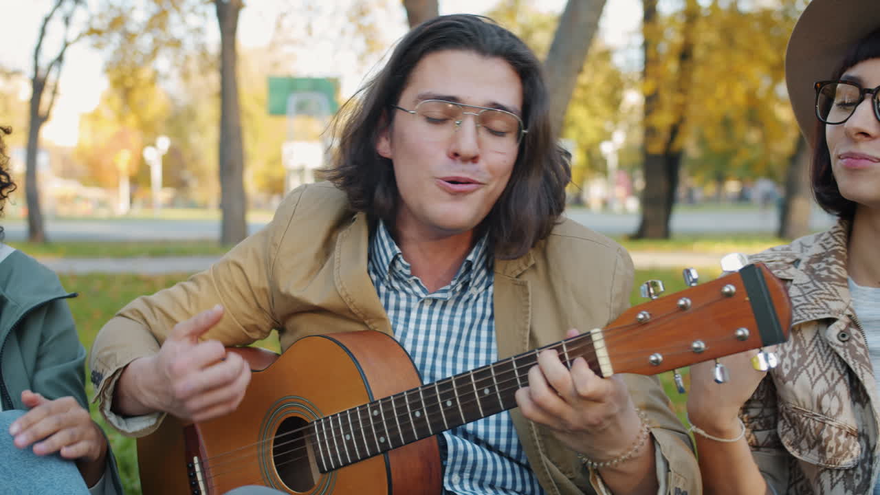 공원에서 음악을 즐기는 친구들