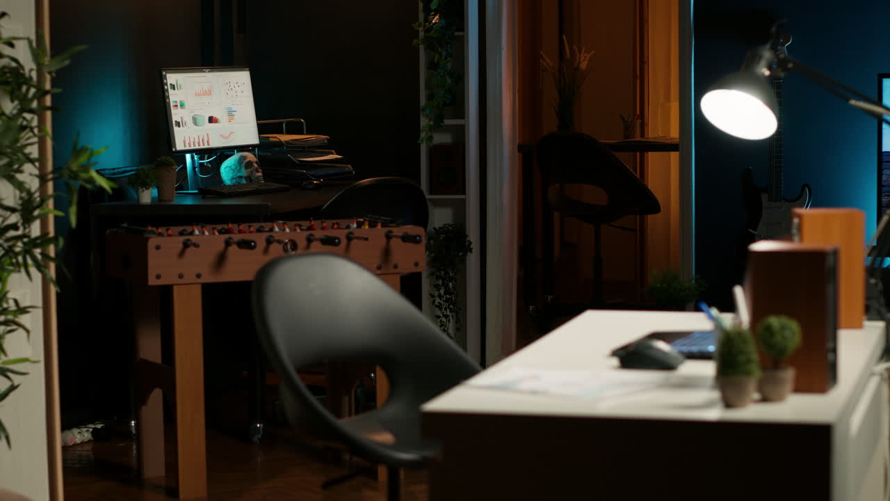 넓은 가정 사무실과 목조 가구가 있는 세련된 아파트