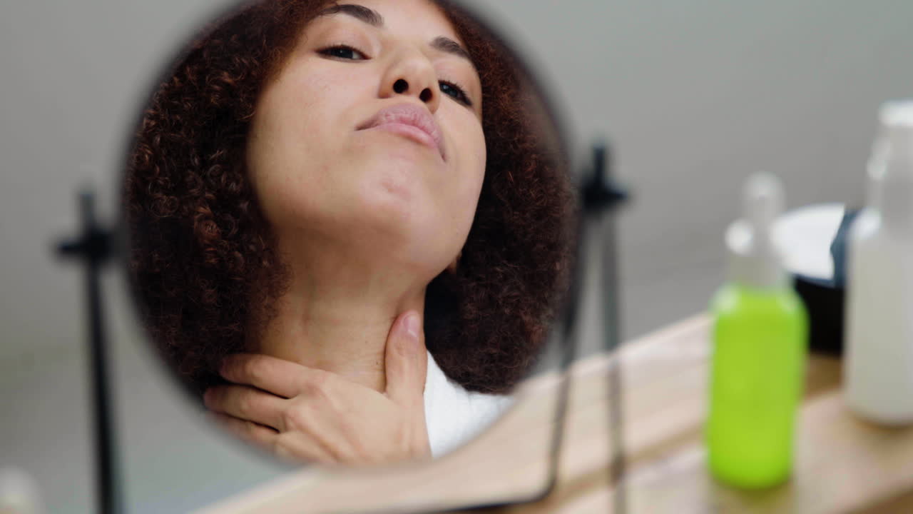 거울을 바라보는 여자