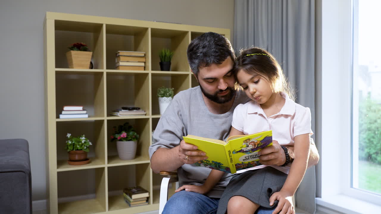 padre e hija en la sala de estar.