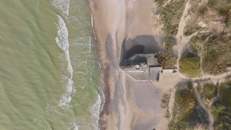 Blick-Von-Oben-Auf-Einen-Verlassenen-Pfeilspitzenförmigen-Bunker-Aus-Dem-2.-Weltkrieg-Am-Ostseestrand